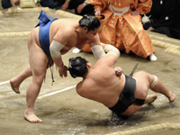 Tochinonada throws and defeats Koryu (c. 2011)