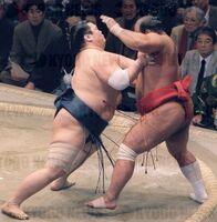Tamakasuga pushes out and defeats Sentoryu (c. 2002)