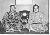 Tsunenoyama celebrates Juryo promotion with his brother (c. 1978)