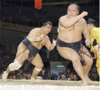 Tochisakae pushes out and defeats Kitazakura (c. 2007)