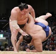  defeats his opponent by uwatenage (overarm throw)