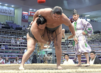 Yonezawaryu battles former Maegashira Enho (c. 2024)