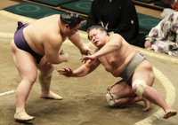 Tochihiryu defeats Keitenkai (c. 2015)
