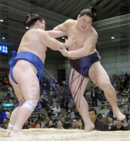 Tamarikido pushes out and defeats Takamifuji (c. 2007)