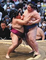 Mitakeumi defeats Ichinojo (c. 2022)
