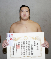 Tamakongo wins his first Sandanme Yusho (c. 2017)