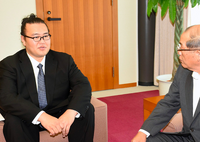 Kotomisen informs his hometown mayor of his retirement (c. 2018)