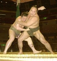 Hokutoryu battles Kaishimizu (c. 2002)