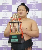 Midorifuji with his first sansho prize (c. 2021)