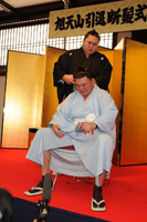 Kyokutenzan's retirement ceremony (c. 2008)