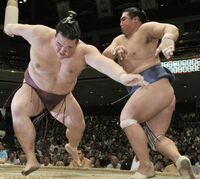 Homasho defeats future Yokozuna Kisenosato (c. 2012)