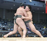 Ryuonami battles future Ozeki Asanoyama (c. 2016)