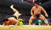 Tochiozan defeats Yokozuna Harumafuji (c. 2014)