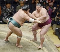 Homarefuji defeats future Ozeki Mitakeumi (c. 2016)