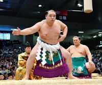 Kakuryu performs the Yokozuna dohyo-iri (c. 2017)