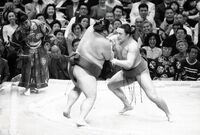 Terao pushes out Ozeki Asashio (c. 1989)