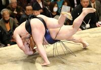 Satoyama defeats Tochinowaka by ipponzeoi (c. 2014)