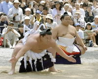 Ryuo serves as Hakuho's dew sweeper (c. 2007)