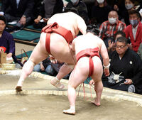 Enho throws and defeats Atamifuji (c. 2023)