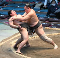 Ikarigata battles former Ozeki Asanoyama (c. 2025)