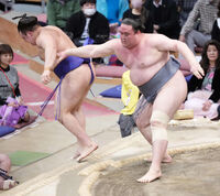 Kinbozan defeats Aonishiki to win the Juryo Yusho (c. 2024)