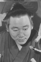 Tochinoumi announces his retirement (c. 1966)