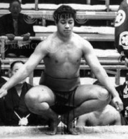 Hinodeshima after winning a match in jonokuchi (c. 1974)