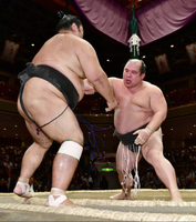 Sagatsukasa defeats Tenkaiho (c. 2018)