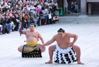 Hiradoumi serves as Hoshoryu's sword-bearer (c. 2025)