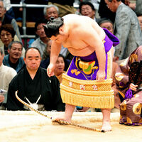 Minanosato properly picks up the bow with his feet (c. 2008)