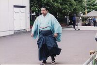 Wakaazuma makes his way into Ryogoku Kokugikan (c. 2001)
