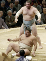 Kokkai defeats and retires Ozeki Musoyama (c. 2004)