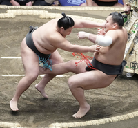 Narutaki pushes out and defeats Tsukahara (c. 2024)