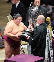 Mitakeumi wins his third Yusho (c. 2022)