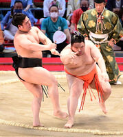 Mitoryu defeats Wakamotoharu to win the Juryo Yusho (c. 2021)
