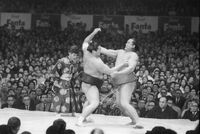 Maenoyama battles fellow Ozeki Kiyokuni (c. 1971)