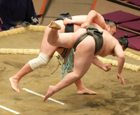 Hanakaze throws and defeats Agazumazakura (c. 2022)