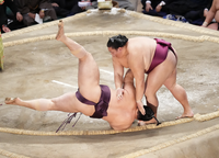 Mitakeumi defeats Endo (c. 2024)