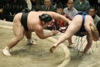 Wakakoyu defeats future Yokozuna Kakuryu (c. 2012)
