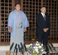 Kyokutenho announces his retirement (c. 2015)