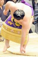 Minanosato improperly picks up the bow with his hand (c. 2010)