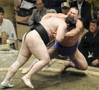 Kokkai defeats Takamisakari (c. 2009)