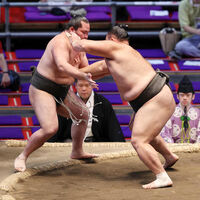 Wakazakura battles former Ozeki Asanoyama (c. 2022)
