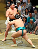 Homarefuji pushes out and defeats Kyokutenho (c. 2015)