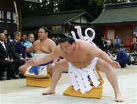 Kyokutenho serves as Hakuho's sword bearer (c. 2011)