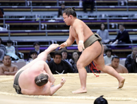 Midorifuji defeats Masutoo (c. 2018)