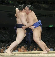 Akiseyama battles Takamisakari (c. 2011)