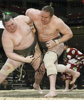 Masutoo battles Amuru for the Jonidan Yusho (c. 2013)