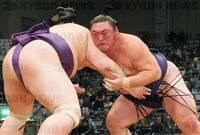 Yotsuguruma battles Sakaizawa (c. 2008)