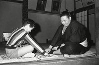 Gyokuzan plays Japanese chess with a son of his stablemaster
